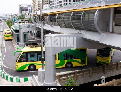 Le BRT, Bus Rapid Transit, système de bus à Bangkok Banque D'Images