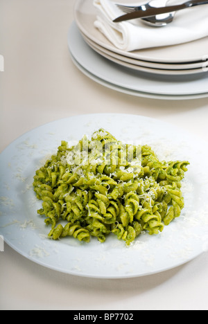 Fusillis italiennes et pesto maison Banque D'Images