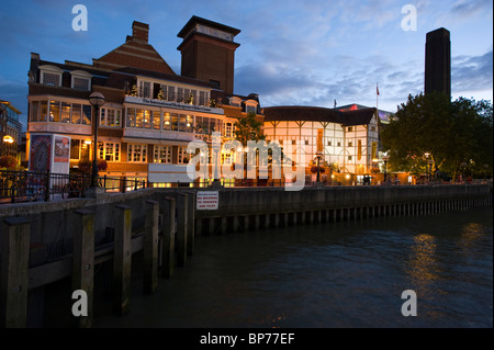 Le Shakespeare Globe International Centre et le Théâtre du Globe sur les rives de la Tamise à Londres, Angleterre, Royaume-Uni. Banque D'Images