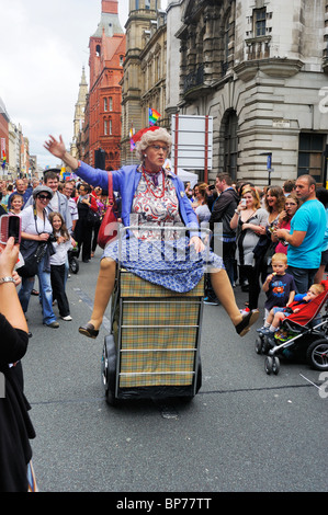 Les hommes habillés comme des vieilles dames à cheval sur l'utilisation d'un Segway fait comme des paniers à Liverpool à l'événement gay pride - Août 2010 Banque D'Images