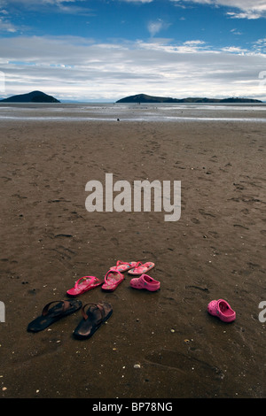 Sandles sur Shelly Beach dans le Coromandel, Nouvelle-Zélande. Banque D'Images