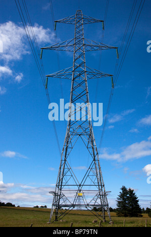 Les frais généraux de l'électricité à haute tension, pylônes, lignes électriques et réseau, contre un ciel bleu, dans l'Aberdeenshire, Scotland UK Banque D'Images