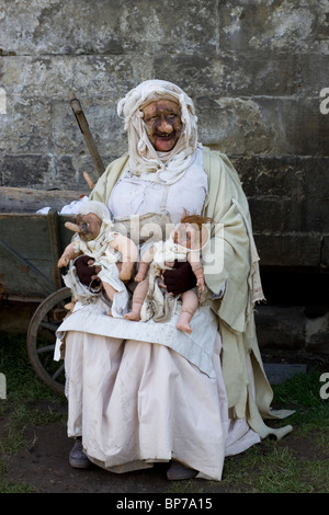 Vieille Femme vêtue de vêtements avec des bébés à la Warwick Castle Banque D'Images