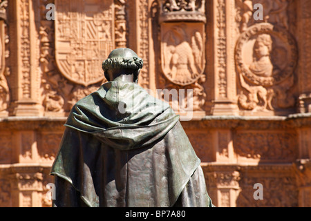 Salamanque, province de Salamanque, Espagne. Statue de Fray Luis de León en face de l'université Banque D'Images