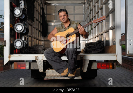 Dave Tiwary, l'homme dépose le chant- dans l'espoir de jouer à travers la crise du crédit. Northampton, Banque D'Images