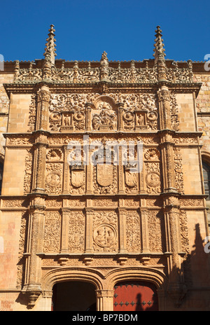 Salamanque, Province de Salamanque, Espagne. 16e siècle à l'entrée Plateresque Escuelas Mayores ou bâtiment universitaire. Banque D'Images