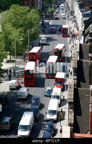 Vue du toit de l'autobus se déplaçant le long de King's Road, Chelsea, Londres, Grande-Bretagne Banque D'Images