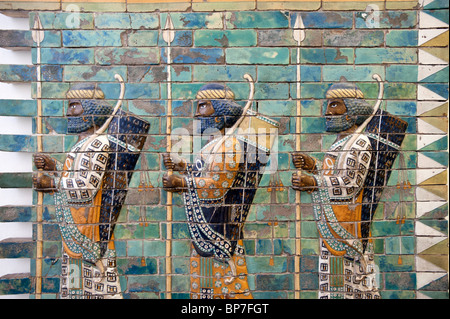 Les carreaux de couleur montrant un garde du corps royal du palais de Darrius I au Musée Pergamon de Berlin Allemagne Banque D'Images