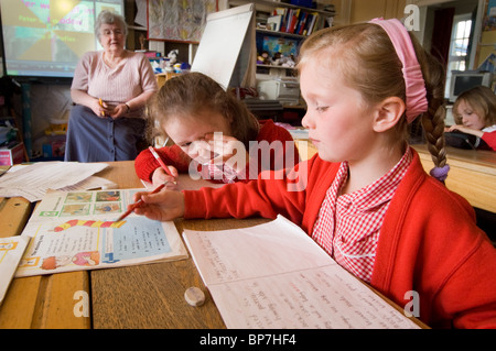 L'enseignant et les enfants de l'école primaire dans une école rurale anglaise. Banque D'Images