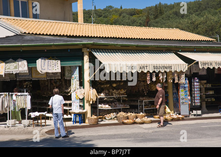 Magasins vendant des souvenirs touristiques dans le village de montagne de Makrades sur la Méditerranée grecque de Corfou Grèce GR Banque D'Images