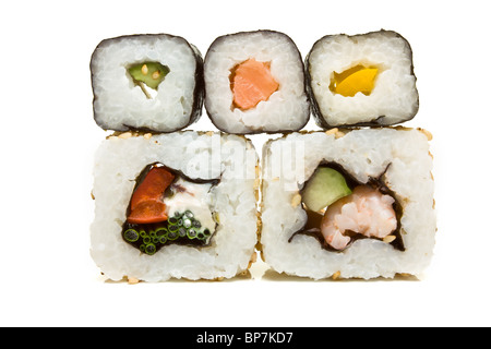Mur de sushi dynamique résumé perspective basse isolés contre blanc. Banque D'Images