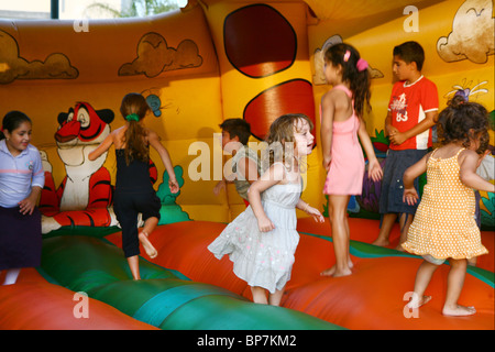 Israël, Netanya, extérieur, l'été, des animations pour enfants. Les enfants jouent dans un saut house Banque D'Images