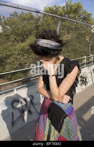 Jeune femme en difficulté de marcher seul dans Brooklyn, New York. Banque D'Images