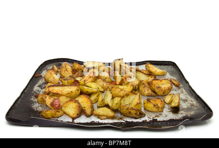 Quartiers de pommes de terre épicées avec Saucisson Chorizo sur la plaque de cuisson du four tout droit. Banque D'Images