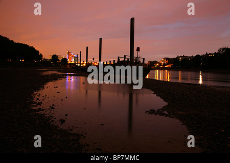 Les mares d'eau dans la Tamise à Wandsworth, Londres, UK Banque D'Images