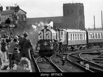 Le roi George V en arrivant à la gare de Shrewsbury en fin des années 70. Banque D'Images