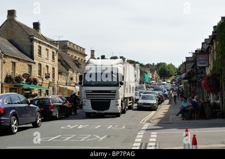 Le trafic d'été lourd sur High Street, Burford Cotswolds, en Angleterre, UK. Banque D'Images