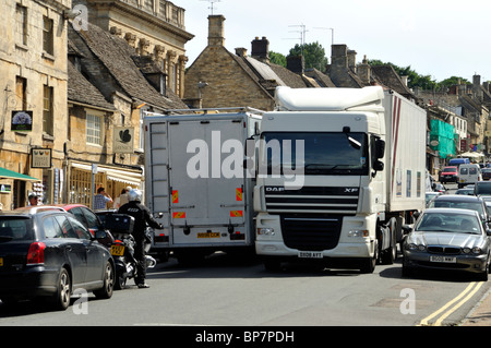 Le trafic d'été lourd sur High Street, Burford Cotswolds, en Angleterre, UK. Banque D'Images