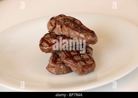 Assortiment de coupes de boeuf grillé sur un barbecue au charbon de bois Banque D'Images