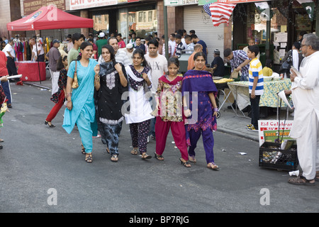 Peu de voisinage au Pakistan au cours de la Journée de l'indépendance du Pakistan le long de l'Avenue Festival Coney Island à Brooklyn, New York. Banque D'Images