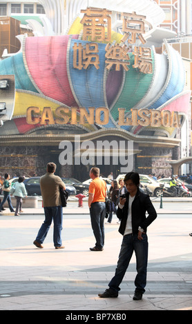 Les gens en face de l'hôtel et du Casino Lisboa, Macao, Chine Banque D'Images