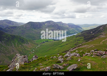 Regardant vers le bas sur la lande et le haut de gamme Stile Dale Head dans le Parc National du Lake District, Cumbria. Banque D'Images