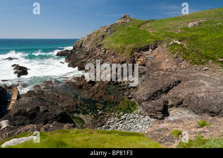 Sentier du littoral le long de la côte est du lézard. Les falaises sauvages, des vagues, la plage et les promontoires rocheux le long de la côte Banque D'Images