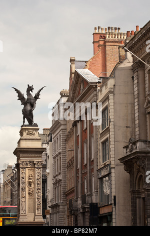 Un Dragon statue Gryphon ou marquant l'entrée de la ville de Londres. Banque D'Images