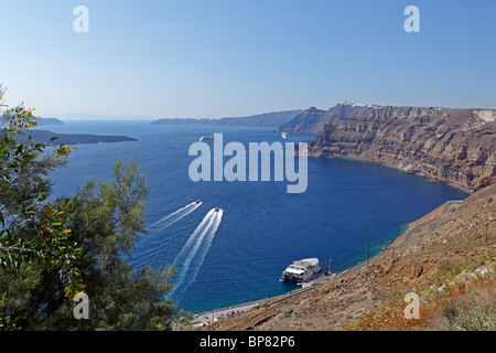 Vue panoramique sur Santorin et les îles voisines de Cyclades, Athinios, îles de la mer Égée, Grèce Banque D'Images