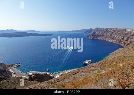 Vue panoramique sur Santorin et les îles voisines de Cyclades, Athinios, îles de la mer Égée, Grèce Banque D'Images