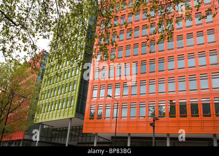 Façade colorée du piano. L'utilisation de couleurs primaires vives Piano architecte brise la façade de cet énorme développement Banque D'Images