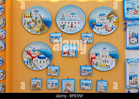 Les Plaques murales décoratives dans un magasin de souvenirs en Oia, Santorin, Cyclades, Mer Égée, Grèce Banque D'Images