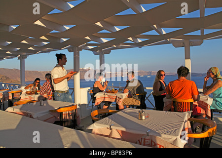 Restaurant avec vue sur la mer jusqu'à Oia, Santorin, Cyclades, Mer Égée, Grèce Banque D'Images