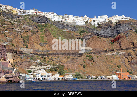 Avis de l'Agence et son port de la mer, l'île de Santorin, Cyclades, Mer Égée, Grèce Banque D'Images