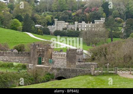 Château de Caerhays conçu par John Nash en 1807 et porte d'entrée Banque D'Images