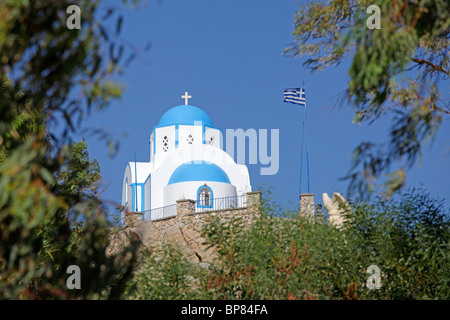 Église à Kamari, Santorin, Cyclades, Mer Égée, Grèce Banque D'Images