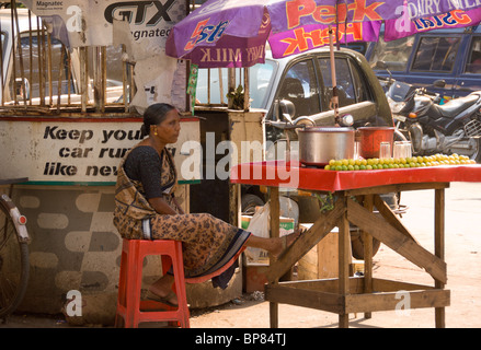 Femme Porte-décrochage et le jus de citron lime vente Mumbai Inde Banque D'Images