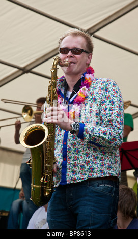 Le saxophoniste du mâle big band néerlandais Stroat Ensemble, l'exécution à l'Edinburgh Mela 2010 à Leith Links Banque D'Images
