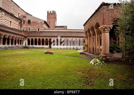 Cloître de l'église San Zeno de Vérone montrant des sculptures et d'Arches Banque D'Images