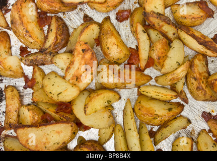 Quartiers de pommes de terre épicées avec Saucisson Chorizo sur la plaque de cuisson du four tout droit. Banque D'Images