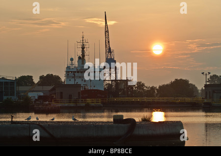 La journée commence tôt le matin au Port Weller Drydocks à St Catharines, Ontario. Banque D'Images