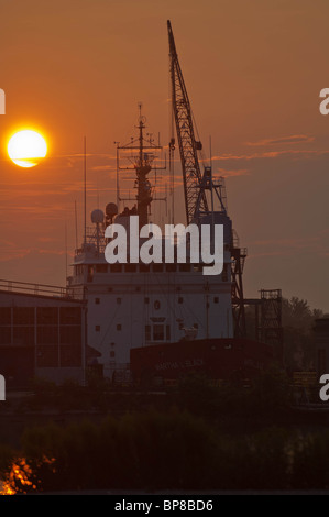 La journée commence tôt le matin au Port Weller Drydocks à St Catharines, Ontario. Banque D'Images