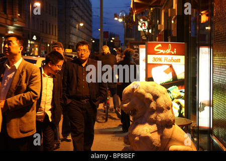 Les touristes asiatiques dans Rosenthaler Strasse, Berlin, Allemagne Banque D'Images