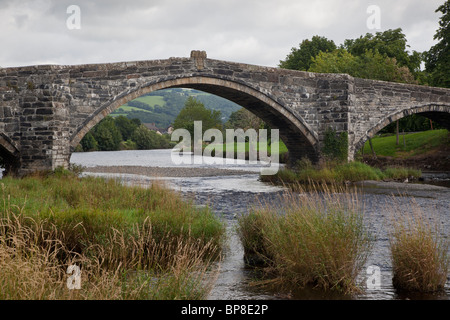 Pont sur la rivière Conwy Llanrwst, au nord du Pays de Galles, connu localement sous le pont Fawr. Banque D'Images