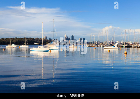 Yachts amarrés à Matilda Bay sur la rivière Swan, Perth's avec des gratte-ciel dans la distance. Banque D'Images