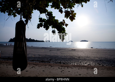 Sac est en soleil du soir, Koh Chang, Thaïlande. Banque D'Images