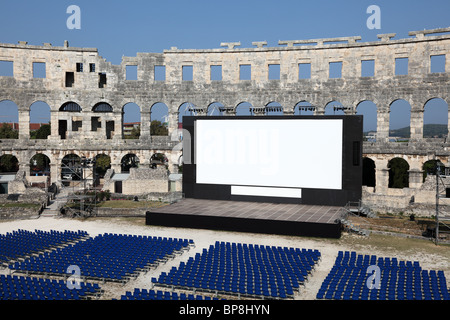 Cinéma en plein air dans l'ancien amphithéâtre romain (Arène) de Pula, Croatie Banque D'Images