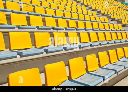 Sièges jaunes dans sports city stadium Beyrouth Liban Banque D'Images