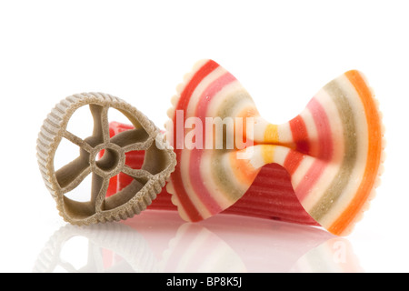 Diversité des matières colorées pâtes en close up Banque D'Images