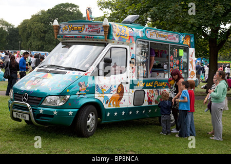 Une glace van avec les clients à l'Edinburgh Mela 2010 à Leith Links Banque D'Images